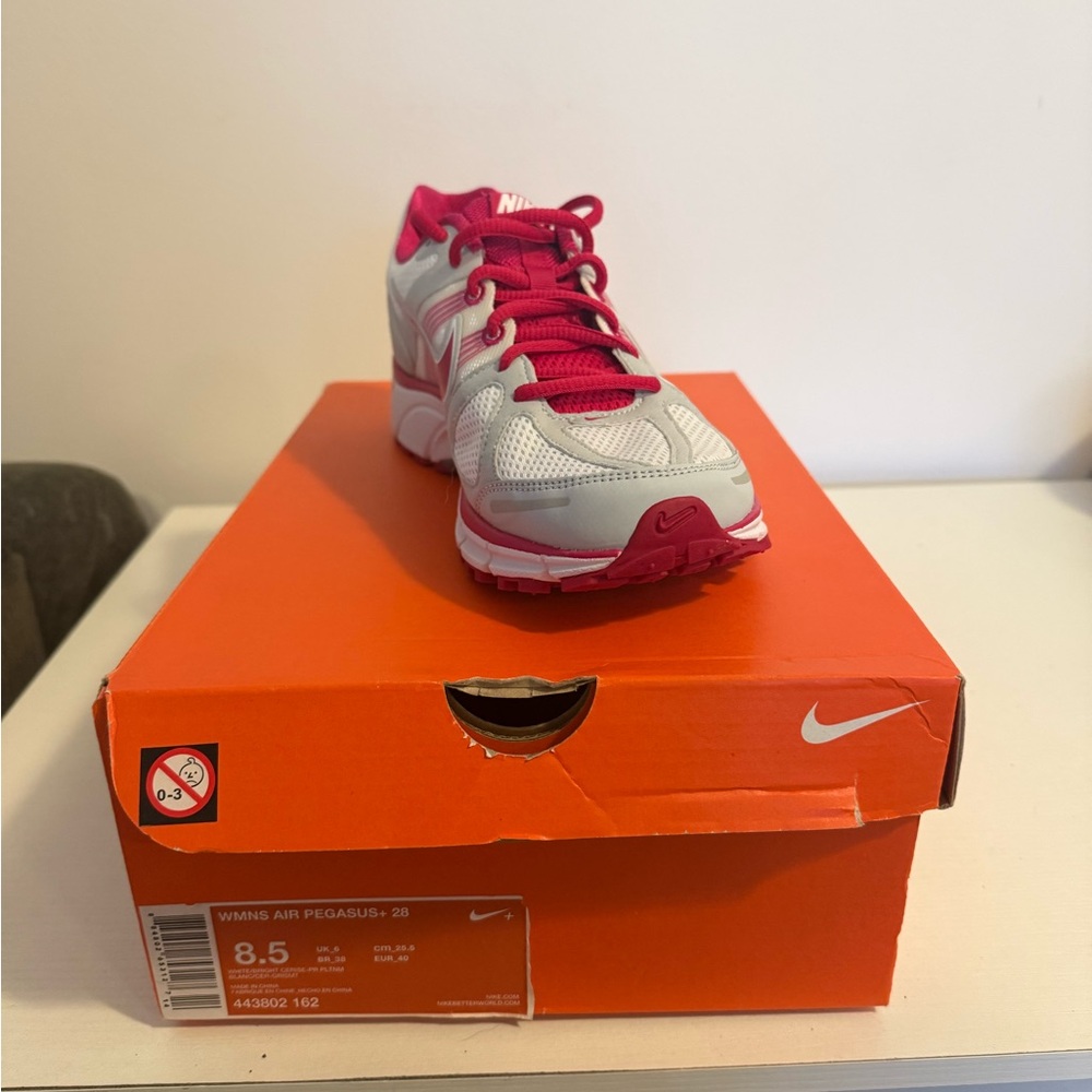 Nike White & Hot Pink Women's Running Sneaker